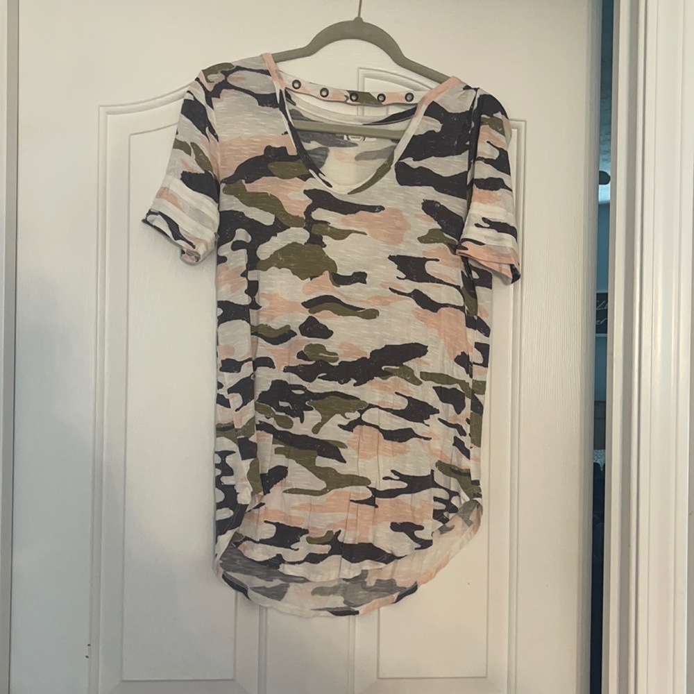 maurices colorful camo cute cutout top like new! Size M